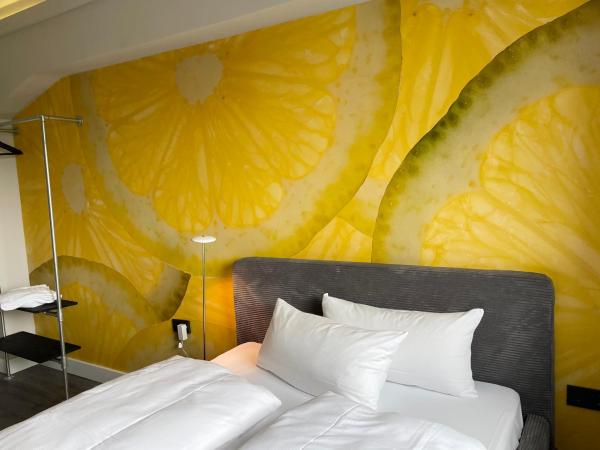 CitySurfer44 : photo 1 de la chambre chambre double avec salle de bains commune