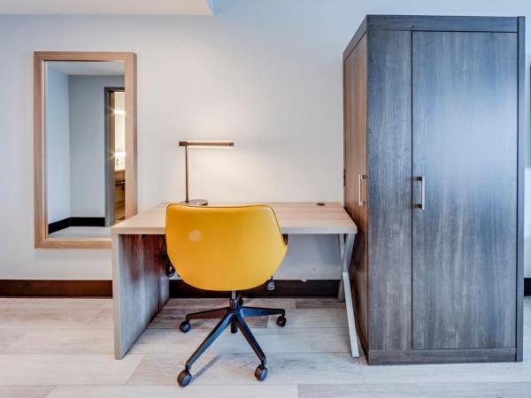 Holiday Inn Express Hotel & Suites Ohio State University- OSU Medical Center, an IHG Hotel : photo 6 de la chambre chambre avec 2 lits queen-size lits adaptée aux personnes malentendantes avec douche accessible en fauteuil roulant - non-fumeurs