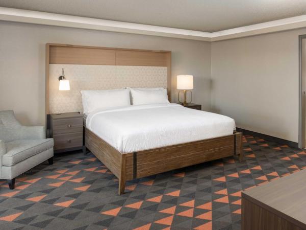 Holiday Inn Portland - Columbia Riverfront, an IHG Hotel : photo 9 de la chambre suite 1 chambre lit king-size - vue sur cour
