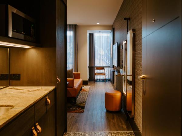 The Motley Hotel : photo 8 de la chambre chambre lit king-size avec balcon