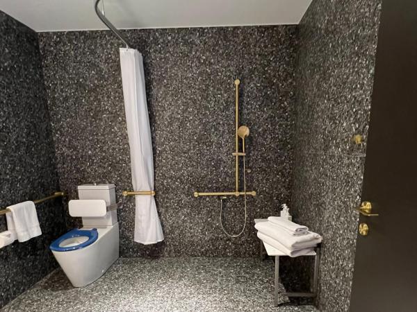 The Motley Hotel : photo 2 de la chambre chambre lit king-size accessible aux personnes à mobilité réduite