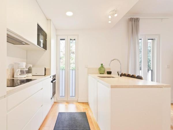 Bright 2 Bedroom Apartment with parking in Lisbon : photo 1 de la chambre appartement