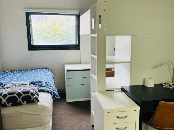 CarricHouse : photo 3 de la chambre chambre lits jumeaux avec salle de bains