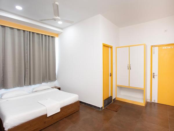 Stayz Inn Mylapore near light house : photo 4 de la chambre chambre double deluxe - vue latérale sur mer