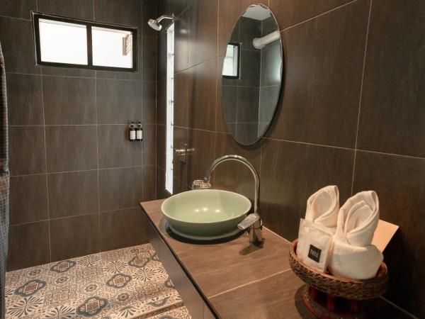 THEE Kashatharn by TH District : photo 1 de la chambre chambre double ou lits jumeaux deluxe avec balcon