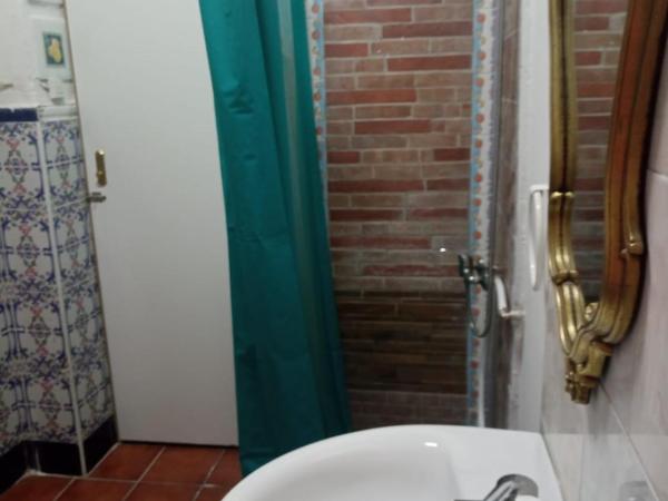 Pensión Santa María la Blanca : photo 1 de la chambre chambre lits jumeaux avec salle de bains commune