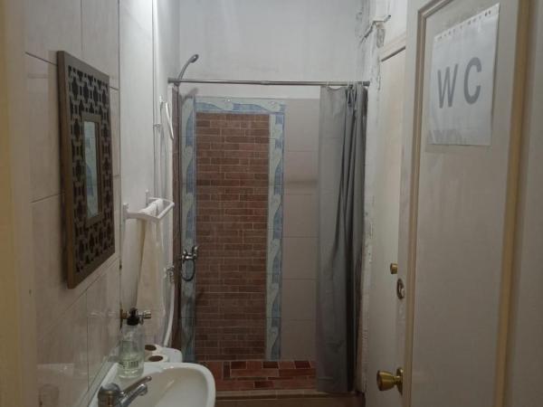 Pensión Santa María la Blanca : photo 7 de la chambre chambre lits jumeaux avec salle de bains commune