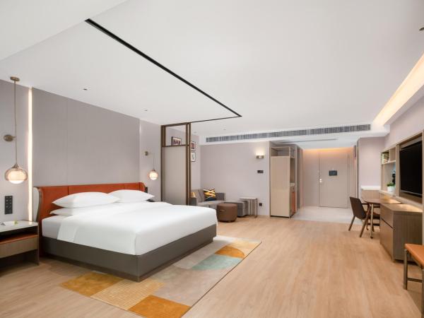 Home2 Suite by Hilton Dongguan Shijie : photo 3 de la chambre chambre double deluxe - vue sur jardin