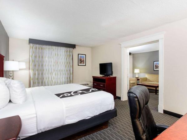 La Quinta by Wyndham Indianapolis South : photo 1 de la chambre suite lit king-size avec jacuzzi - non-fumeurs