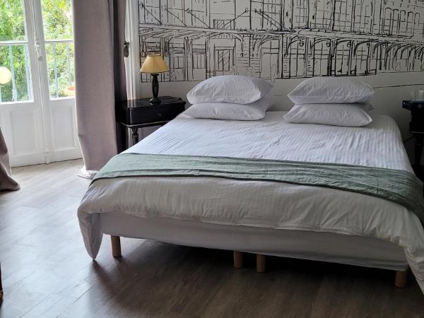 Suite privée calme centre-ville Brotteaux : photo 1 de la chambre chambre double deluxe avec balcon