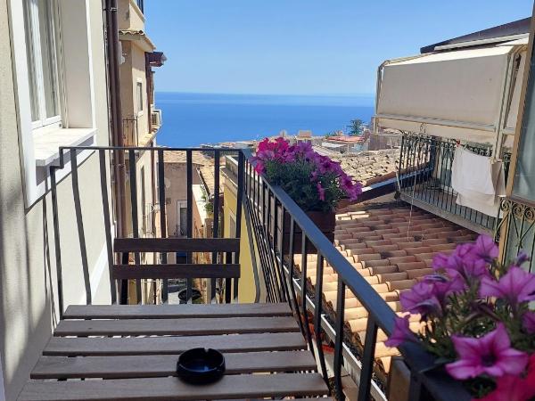 Humboldt Luxury Rooms Taormina : photo 4 de la chambre suite junior avec balcon