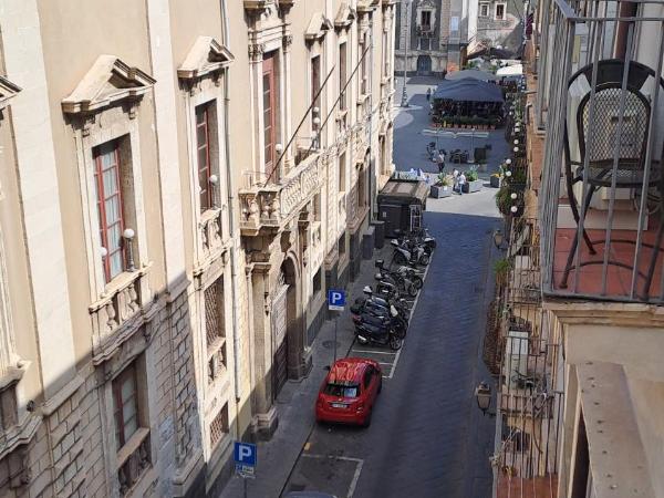 Duomo Luxury Suite Catania : photo 1 de la chambre suite lit king-size avec baignoire spa