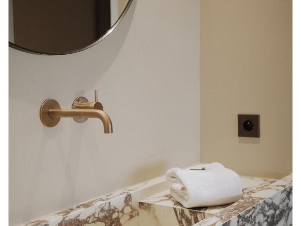 Hôtel Le Versailles : photo 4 de la chambre suite junior avec balcon - vue sur mer