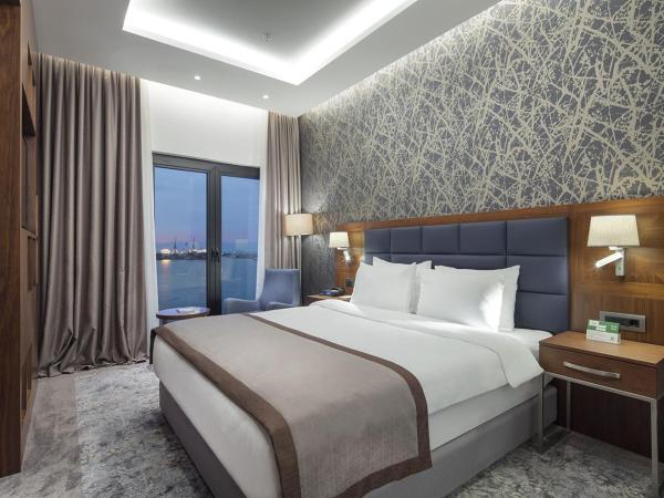 Holiday Inn Istanbul - Tuzla Bay, an IHG Hotel : photo 1 de la chambre suite lit king-size - non-fumeurs - vue sur mer