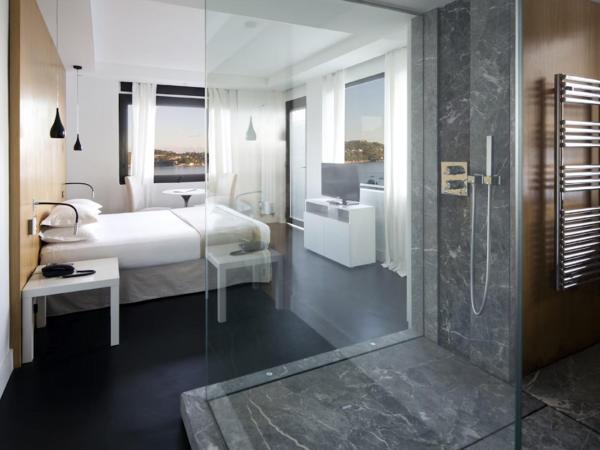 Hôtel Le Versailles : photo 3 de la chambre deux chambres communicantes avec balcon et vue sur mer