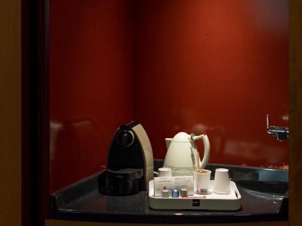 Novotel Suites Marseille Centre Euromed : photo 5 de la chambre suite supérieure avec lit double et 2 lits simples