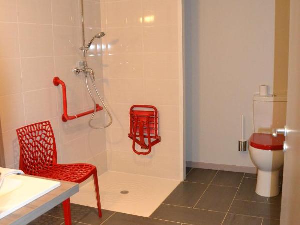 Brit Hotel Spa Le Connetable : photo 1 de la chambre suite - accès pour personnes à mobilité réduite