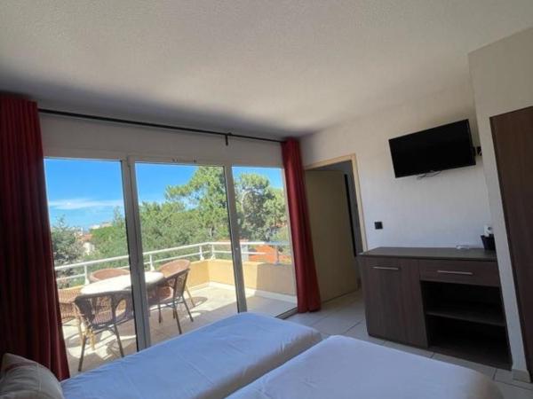 Hôtel Le Maritime : photo 3 de la chambre suite familiale supérieure avec terrasse