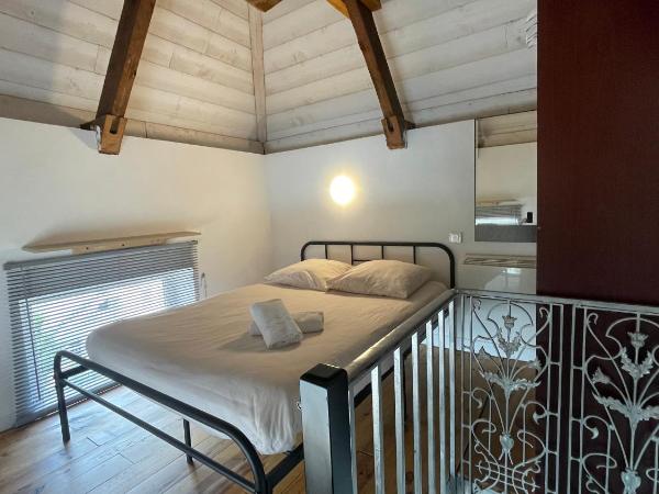 Le Doolies - Holiday Inn : photo 1 de la chambre chambre triple Économique avec salle de bains commune