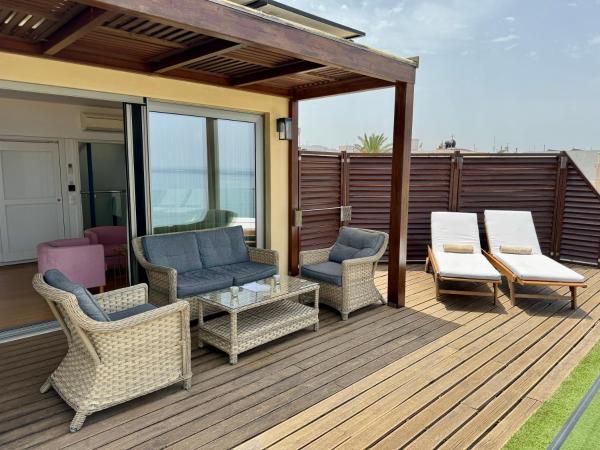 Petra Beach Hotel : photo 3 de la chambre penthouse suite with sea and pool view with outdoor jacuzzi