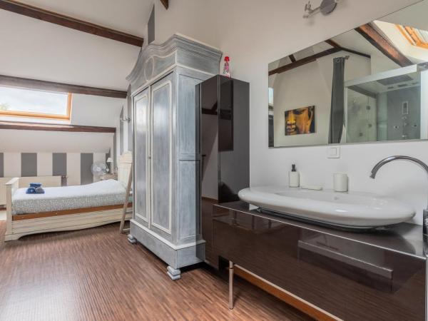 Douai house : photo 6 de la chambre chambre double avec salle de bains privative