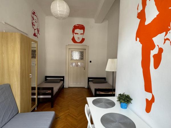 Boomerang Hostel : photo 10 de la chambre chambre triple avec salle de bains commune