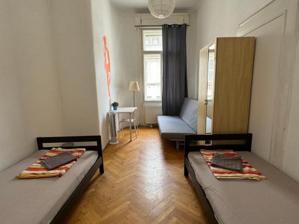 Boomerang Hostel : photo 8 de la chambre chambre double ou lits jumeaux avec salle de bains commune