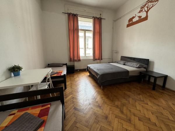 Boomerang Hostel : photo 3 de la chambre chambre triple avec salle de bains commune