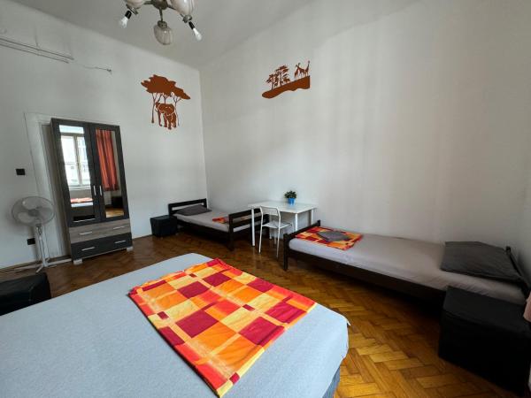 Boomerang Hostel : photo 6 de la chambre chambre triple avec salle de bains commune