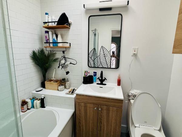 Ville-Émard Duplex avec esprits de communauté : photo 2 de la chambre chambre double avec salle de bains commune