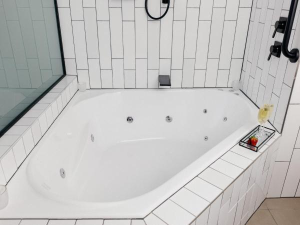 The Constance Fortitude Valley : photo 3 de la chambre hotel king with internal spa with free wifi