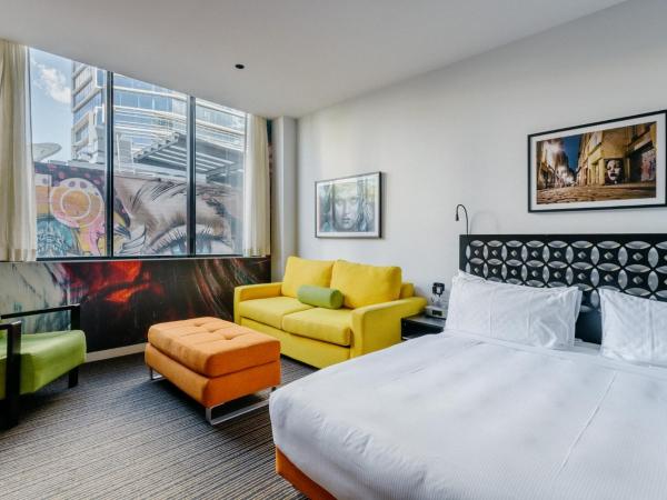 The Constance Fortitude Valley : photo 1 de la chambre hotel king with internal spa with free wifi