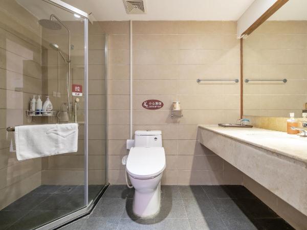 Wenjun Courtyard Hotel,3mins walk from Tonghuimen metro station ,located in the city center ,walking distance to many scenic areas, English-speaking service : photo 4 de la chambre courtyard triple room（free pick up service for 3 successive nights , free laundry service , free drinks ）