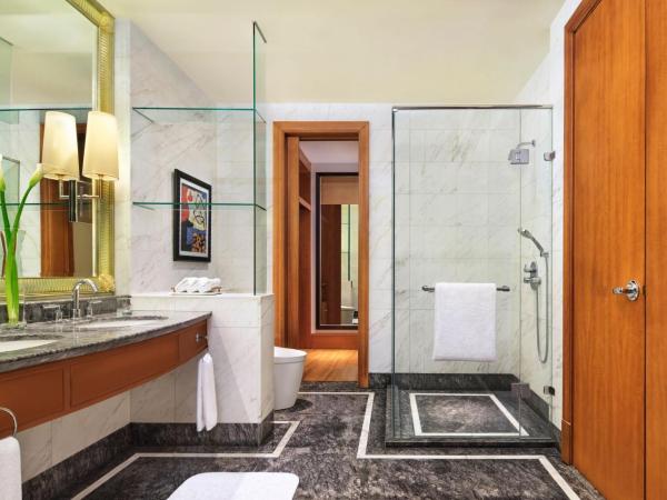 The Ritz-Carlton Jakarta, Mega Kuningan : photo 4 de la chambre grande chambre lit king-size - vue sur ville