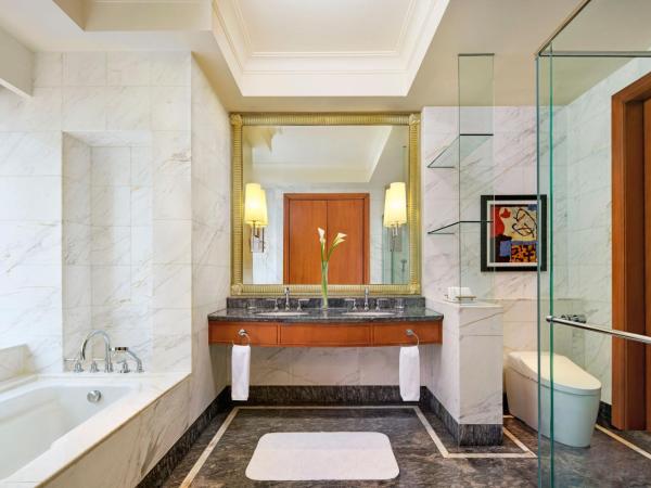 The Ritz-Carlton Jakarta, Mega Kuningan : photo 3 de la chambre grande chambre lit king-size - vue sur ville