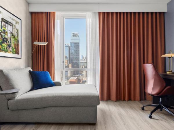 Courtyard by Marriott New York Manhattan/Chelsea : photo 2 de la chambre suite lit king-size