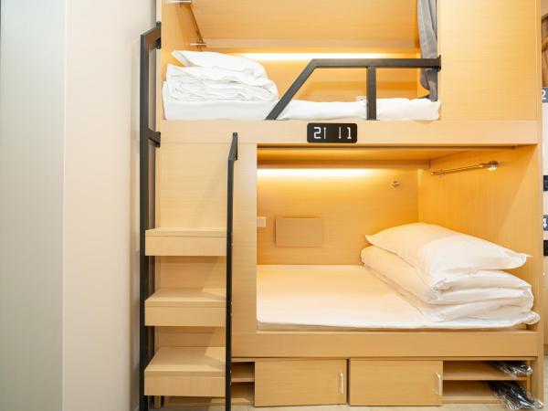 Denpa Inn - Zhenbei Subway Station Meichuan Road Pedestrian Street Branch : photo 5 de la chambre lit dans dortoir pour hommes de 4 lits avec salle de bains commune