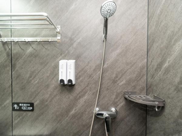 Denpa Inn - Zhenbei Subway Station Meichuan Road Pedestrian Street Branch : photo 2 de la chambre lit dans dortoir pour hommes de 4 lits avec salle de bains commune