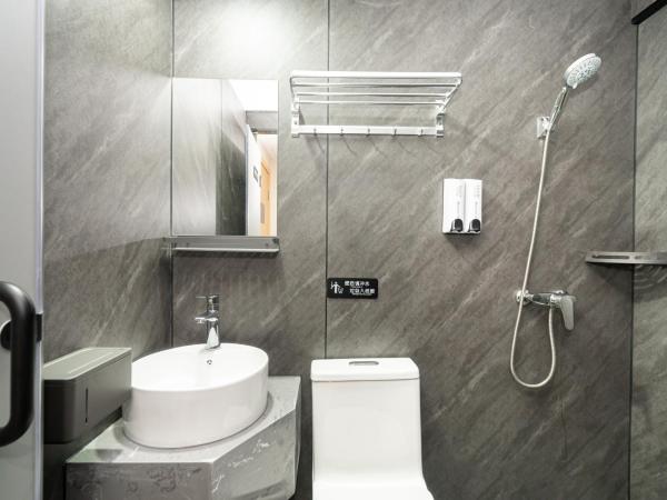 Denpa Inn - Zhenbei Subway Station Meichuan Road Pedestrian Street Branch : photo 8 de la chambre lit dans dortoir pour femmes de 4 lits avec salle de bains commune