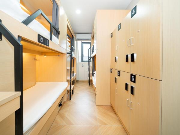 Denpa Inn - Zhenbei Subway Station Meichuan Road Pedestrian Street Branch : photo 5 de la chambre lit dans dortoir pour femmes de 6 lits - salle de bains commune