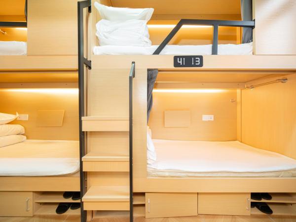 Denpa Inn - Zhenbei Subway Station Meichuan Road Pedestrian Street Branch : photo 4 de la chambre lit dans dortoir pour femmes de 6 lits - salle de bains commune