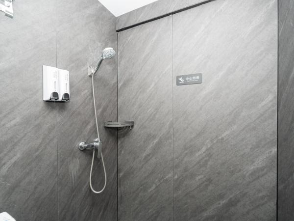 Denpa Inn - Zhenbei Subway Station Meichuan Road Pedestrian Street Branch : photo 9 de la chambre lit dans dortoir pour hommes de 6 lits avec salle de bains commune