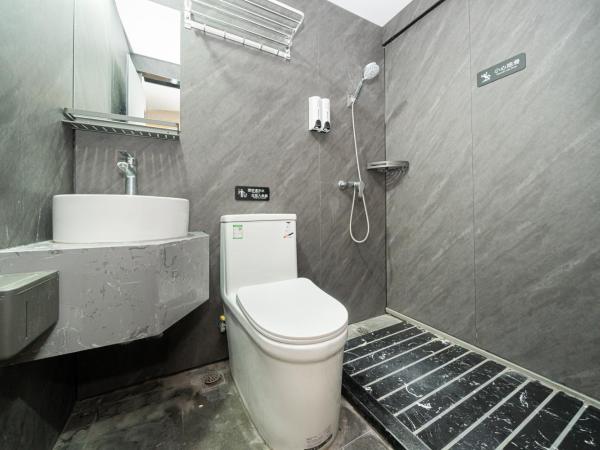 Denpa Inn - Zhenbei Subway Station Meichuan Road Pedestrian Street Branch : photo 10 de la chambre lit dans dortoir pour hommes de 6 lits avec salle de bains commune