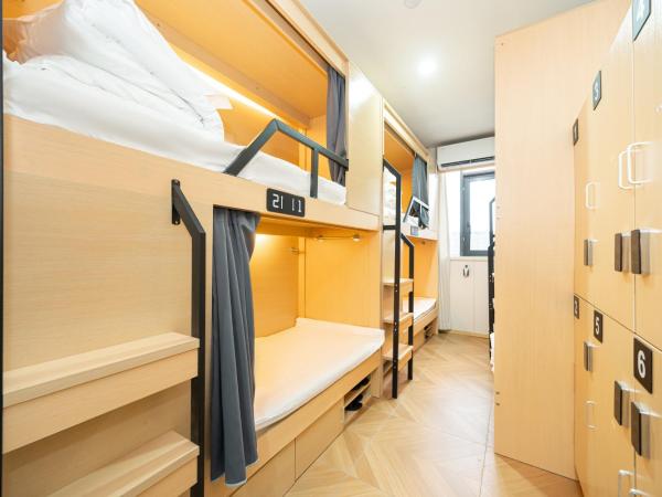 Denpa Inn - Zhenbei Subway Station Meichuan Road Pedestrian Street Branch : photo 6 de la chambre lit dans dortoir pour hommes de 6 lits avec salle de bains commune