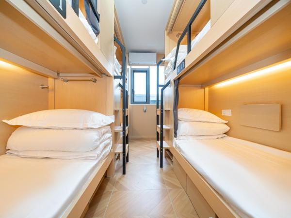 Denpa Inn - Zhenbei Subway Station Meichuan Road Pedestrian Street Branch : photo 9 de la chambre bed in 8-bed male dormitory room - shared bathroom