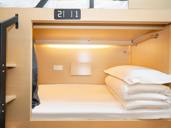 Denpa Inn - Zhenbei Subway Station Meichuan Road Pedestrian Street Branch : photo 6 de la chambre lit dans dortoir pour femmes de 8 lits - salle de bains commune