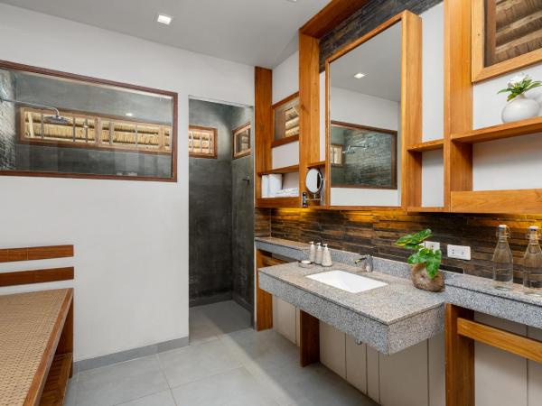 SAii Phi Phi Island Village : photo 5 de la chambre bungalow 1 lit king-size deluxe - côté jardin