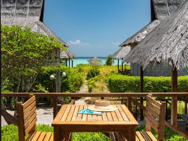 SAii Phi Phi Island Village : photo 7 de la chambre bungalow 2 lits jumeaux deluxe - vue sur mer