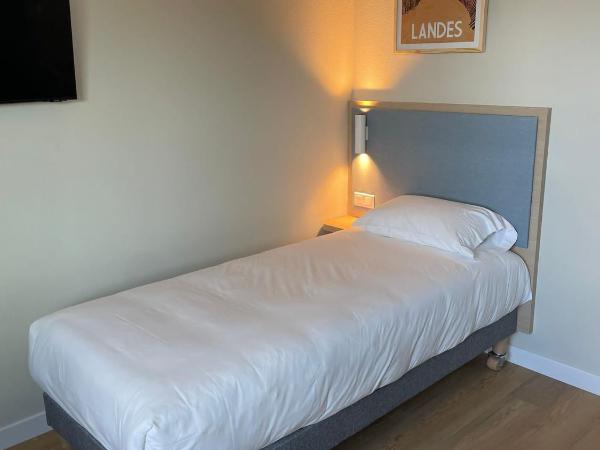 Kyriad Limoges - Ester : photo 7 de la chambre chambre familiale supérieure avec 1 lit queen-size et 1 lit simple