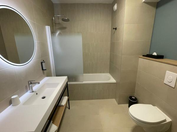 Kyriad Limoges - Ester : photo 6 de la chambre chambre familiale supérieure avec lit queen-size et 2 lits simples